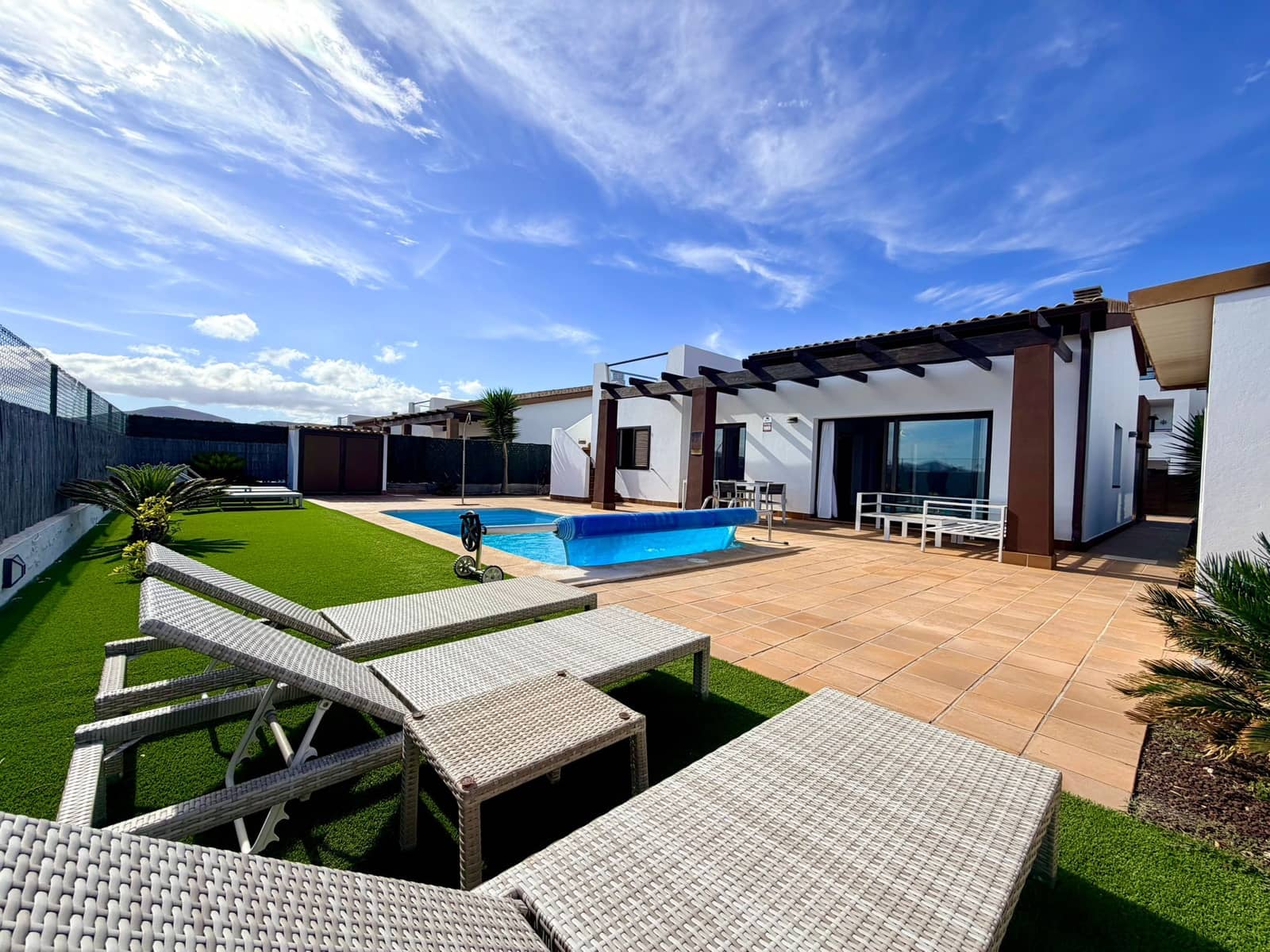 3 bedroom Villa for sale in Caleta de Fuste with pool - € 575,000 (Ref: 10048027)