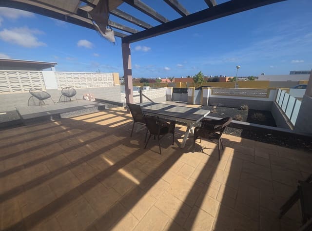 3 bedroom Villa for sale in Caleta de Fuste, Antigua with garage - € 349,000 (Ref: 10173000)