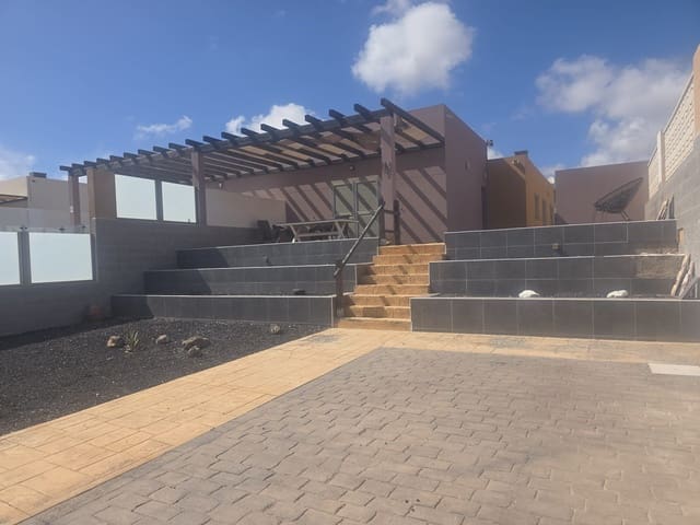 3 bedroom Villa for sale in Caleta de Fuste, Antigua with garage - € 349,000 (Ref: 10173000)
