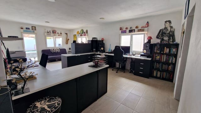 2 slaapkamer Villa te koop in Antigua met zwembad garage - € 439.000 (Ref: 9107993)