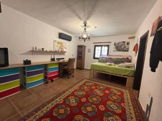 4 bedroom Villa for sale in Antigua with pool - € 320,000 (Ref: 9193070)