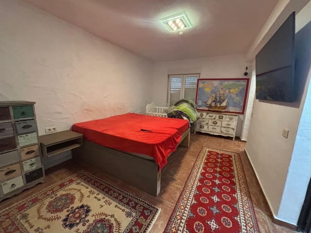 4 bedroom Villa for sale in Antigua with pool - € 320,000 (Ref: 9193070)