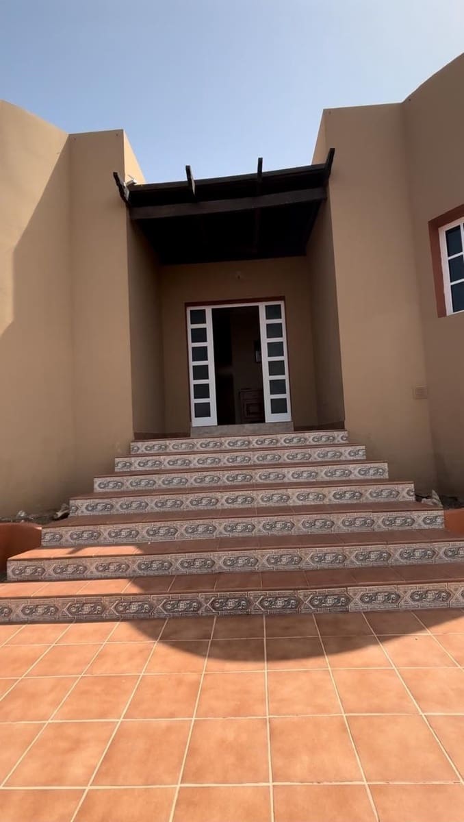 5 bedroom Villa for sale in La Oliva with garage - € 455,000 (Ref: 9196916)