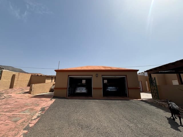 5 bedroom Villa for sale in La Oliva with garage - € 455,000 (Ref: 9196916)