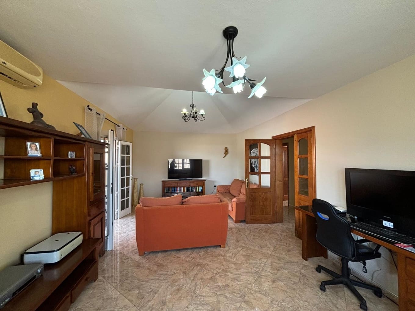 5 bedroom Villa for sale in La Oliva with garage - € 455,000 (Ref: 9196916)