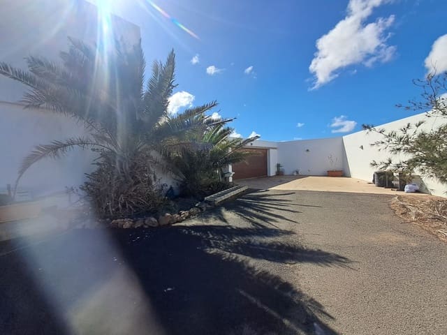5 quarto Moradia para venda em El Time, Puerto del Rosario com piscina garagem - 710 000 € (Ref: 9401619)