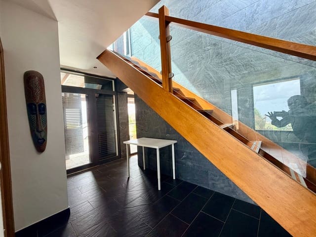 5 slaapkamer Villa te koop in El Time, Puerto del Rosario met zwembad garage - € 710.000 (Ref: 9401619)