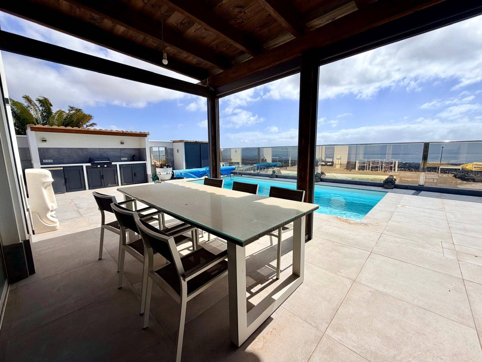 Chalet de 4 habitaciones en Caleta de Fuste en venta con piscina - 575.000 € (Ref: 9571878)