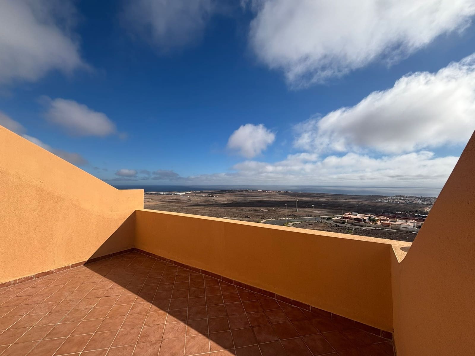 2 bedroom Townhouse for sale in Caleta de Fuste with pool - € 180,000 (Ref: 9598072)