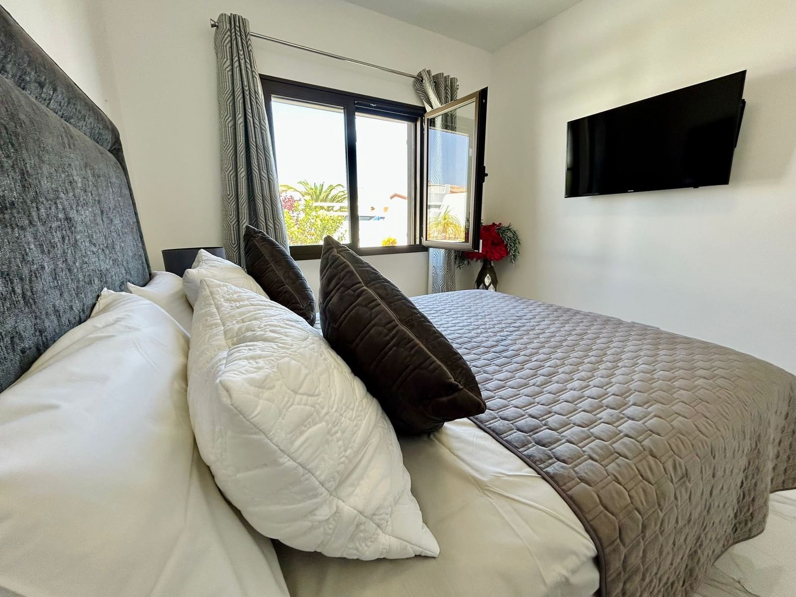 3 bedroom Villa for sale in Caleta de Fuste with pool - € 590,000 (Ref: 9628352)