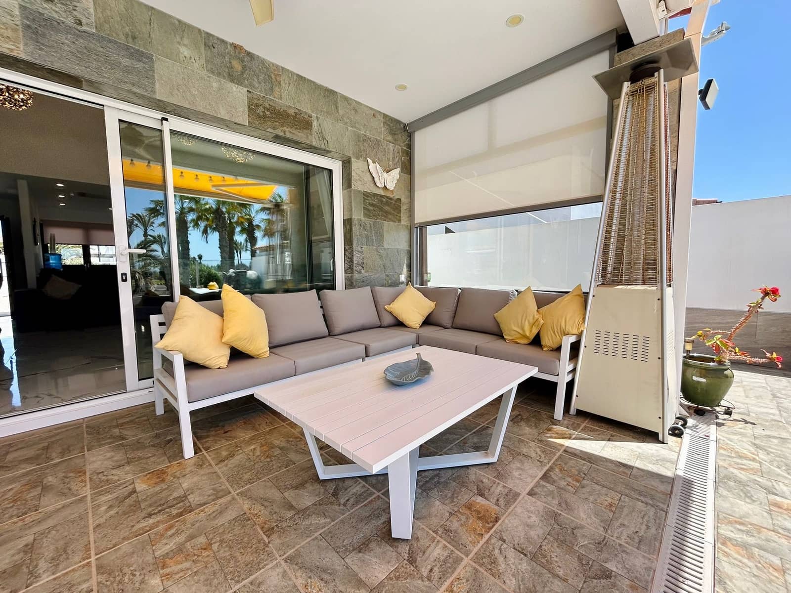 3 bedroom Villa for sale in Caleta de Fuste with pool - € 590,000 (Ref: 9628352)