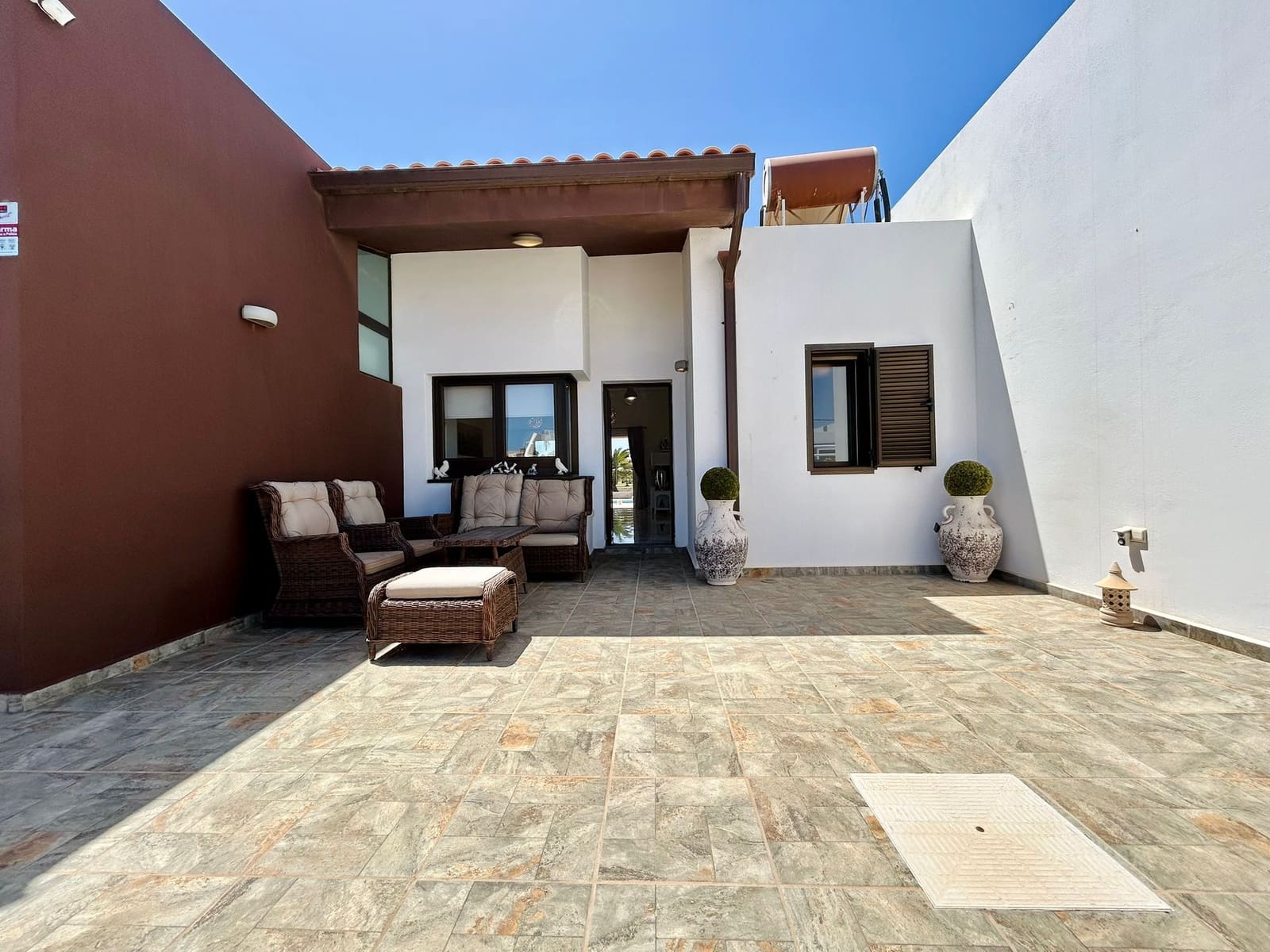 3 bedroom Villa for sale in Caleta de Fuste with pool - € 590,000 (Ref: 9628352)