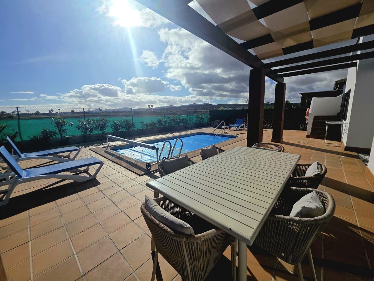 2 Zimmer Villa zu verkaufen in Caleta de Fuste mit Pool - 535.000 € (Ref: 9715319)