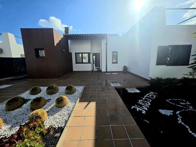 2 bedroom Villa for sale in Caleta de Fuste, Antigua with pool - € 535,000 (Ref: 9715319)