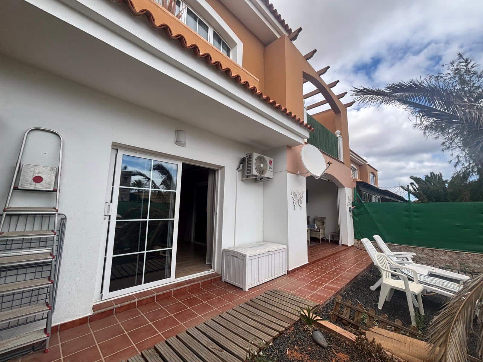 2 soverom Leilighet til salgs i Caleta de Fuste med svømmebasseng garasje - € 289 000 (Ref: 9757543)