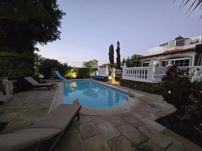 4 chambre Villa/Maison à vendre à Caleta de Fuste avec piscine - 849 000 € (Ref: 9798101)