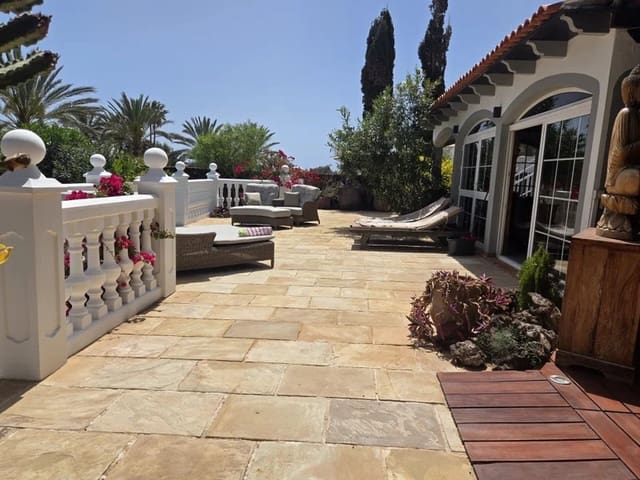 4 chambre Villa/Maison à vendre à Caleta de Fuste, Antigua avec piscine - 849 000 € (Ref: 9798101)