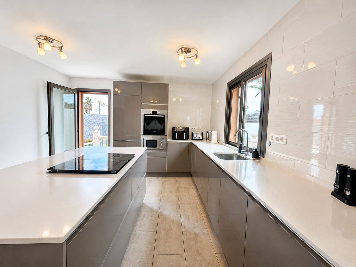 4 soveværelse Villa til salg i Caleta de Fuste med swimmingpool garage - € 675.000 (Ref: 9854549)