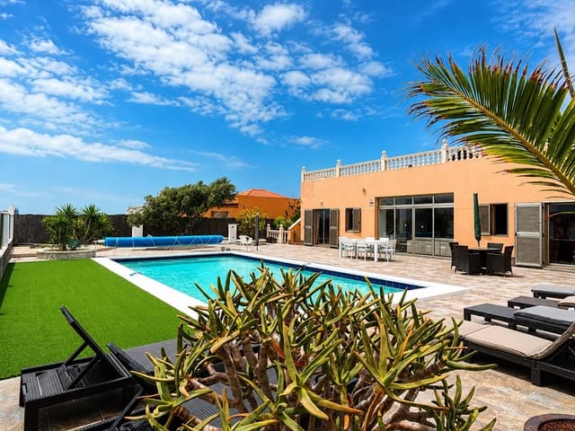 4 soveværelse Villa til salg i Caleta de Fuste, Antigua med swimmingpool garage - € 675.000 (Ref: 9854549)
