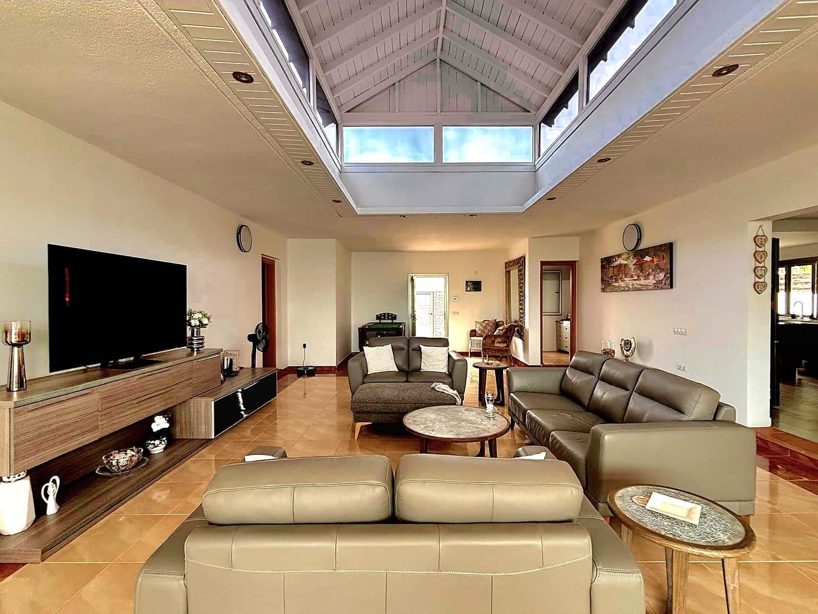 4 soveværelse Villa til salg i Caleta de Fuste med swimmingpool garage - € 675.000 (Ref: 9854549)
