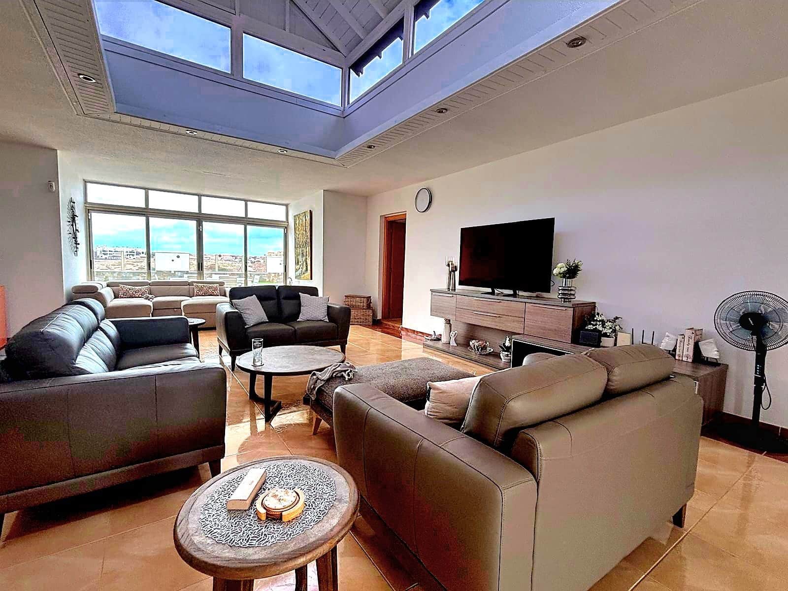 4 soveværelse Villa til salg i Caleta de Fuste med swimmingpool garage - € 675.000 (Ref: 9854549)