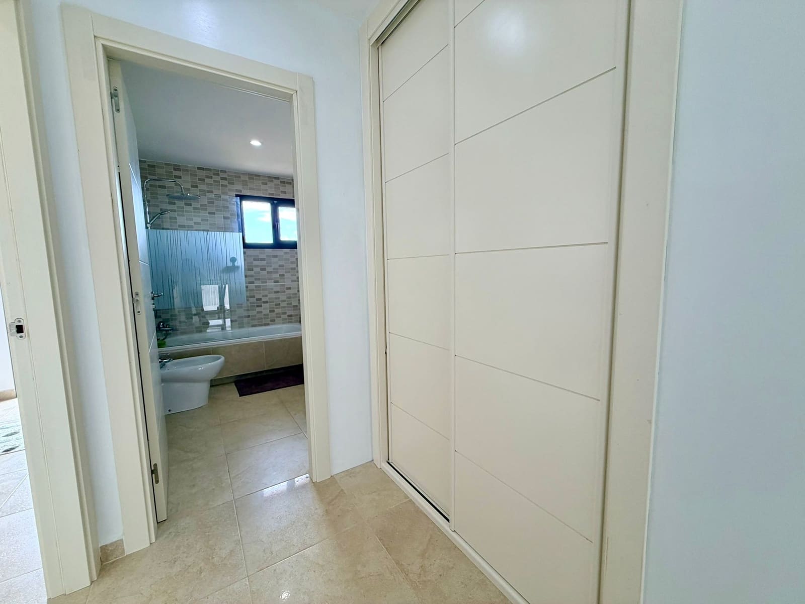 4 bedroom Apartment for sale in Caleta de Fuste with pool garage - € 315,000 (Ref: 9863611)