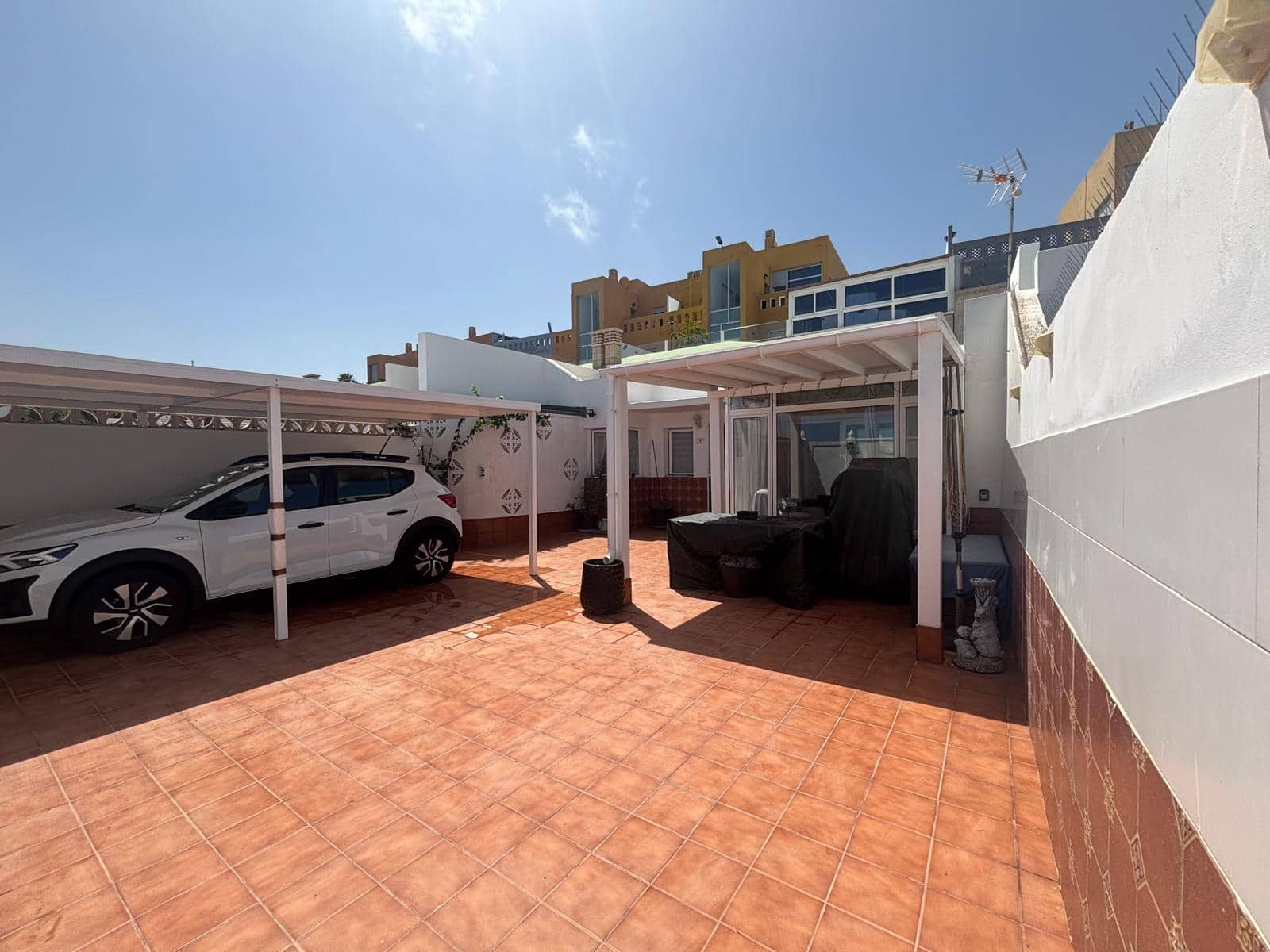 3 bedroom Apartment for sale in Caleta de Fuste with pool garage - € 249,000 (Ref: 9865882)