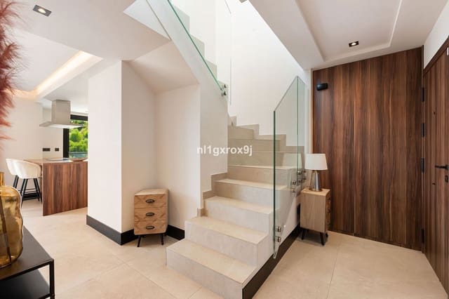 3 bedroom Penthouse for sale in Nueva Andalucia, Marbella - € 1,330,000 (Ref: 10020419)