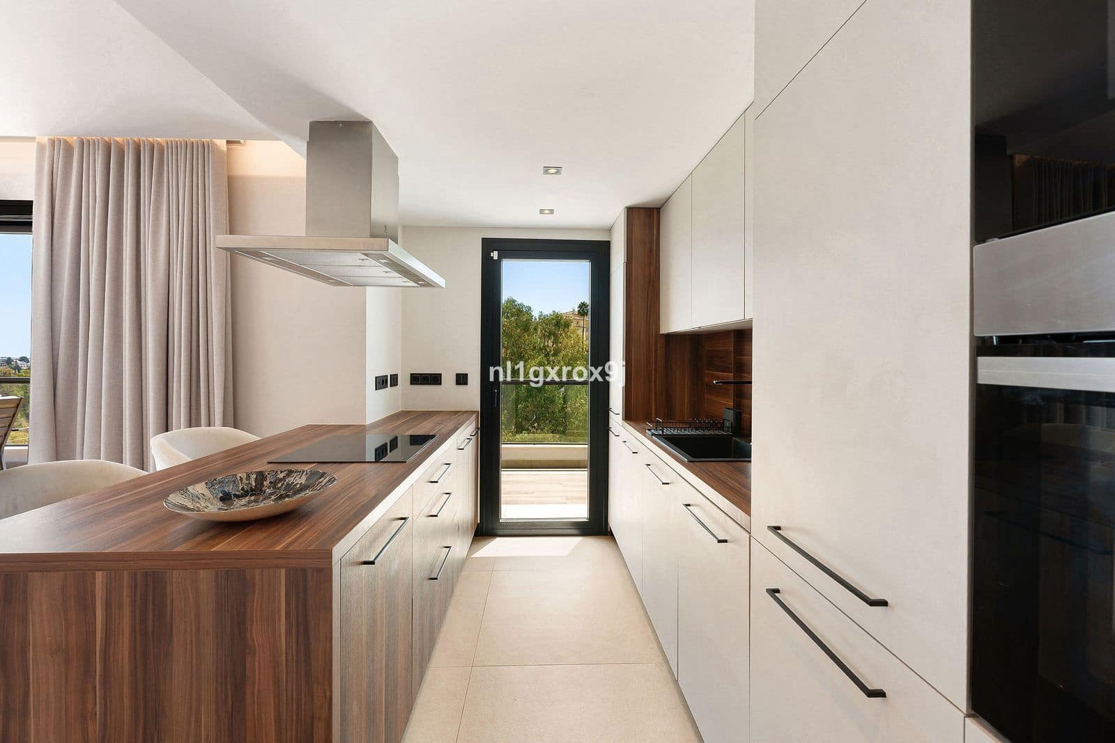 3 bedroom Penthouse for sale in Nueva Andalucia - € 1,330,000 (Ref: 10020419)