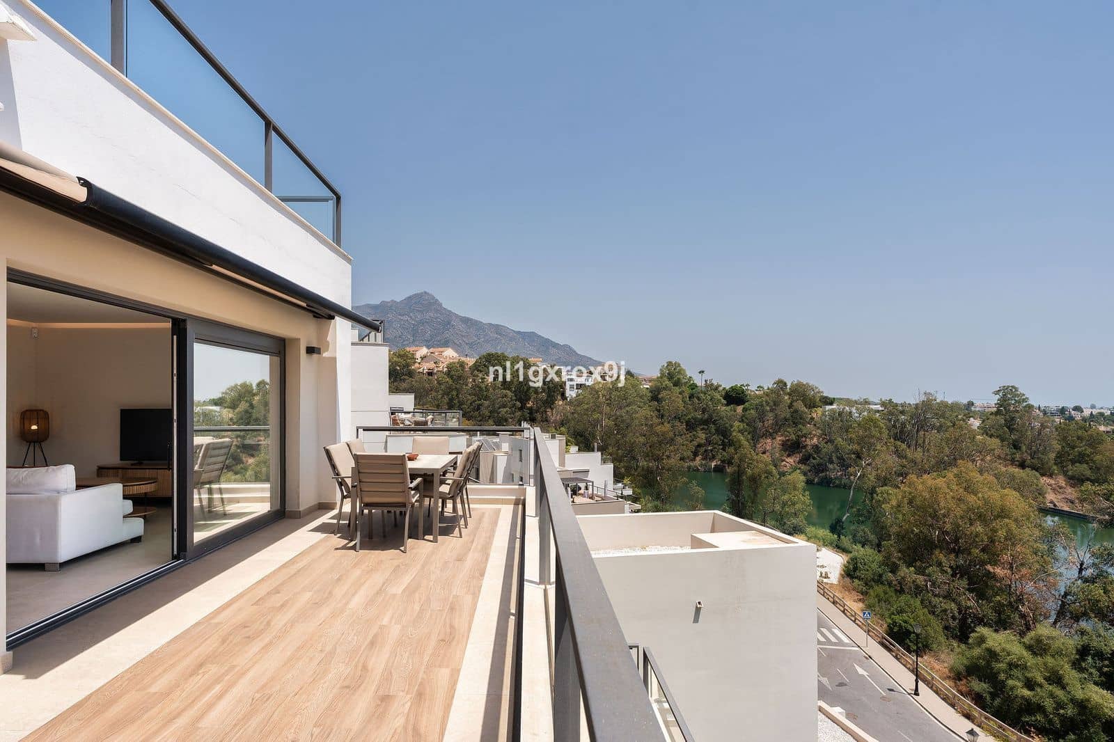 3 bedroom Penthouse for sale in Nueva Andalucia - € 1,330,000 (Ref: 10020419)