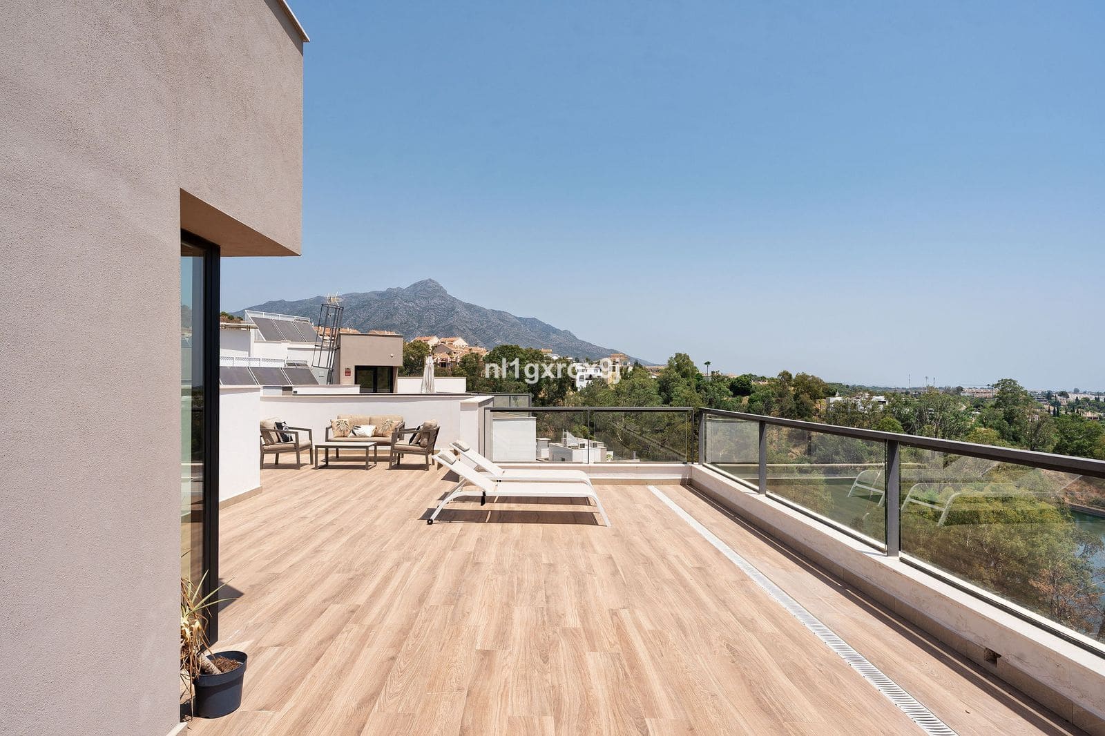 3 bedroom Penthouse for sale in Nueva Andalucia - € 1,330,000 (Ref: 10020419)