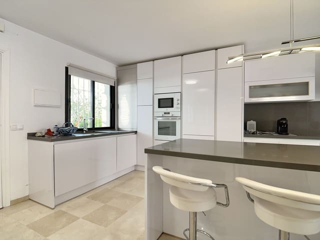 2 slaapkamer Appartement te koop in Nueva Andalucia, Marbella - € 670.000 (Ref: 10020424)