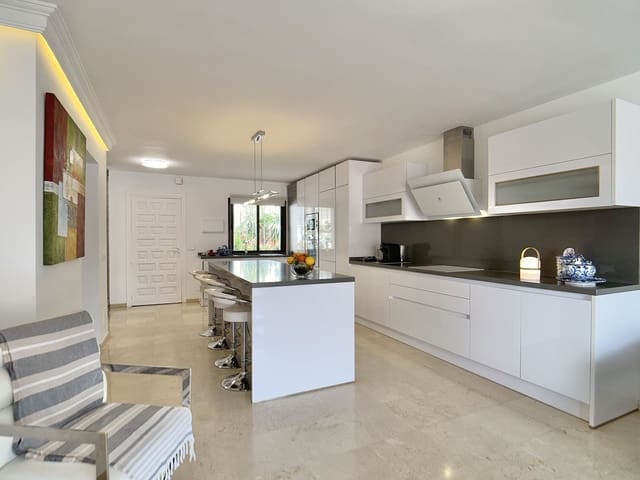 2 slaapkamer Appartement te koop in Nueva Andalucia, Marbella - € 670.000 (Ref: 10020424)