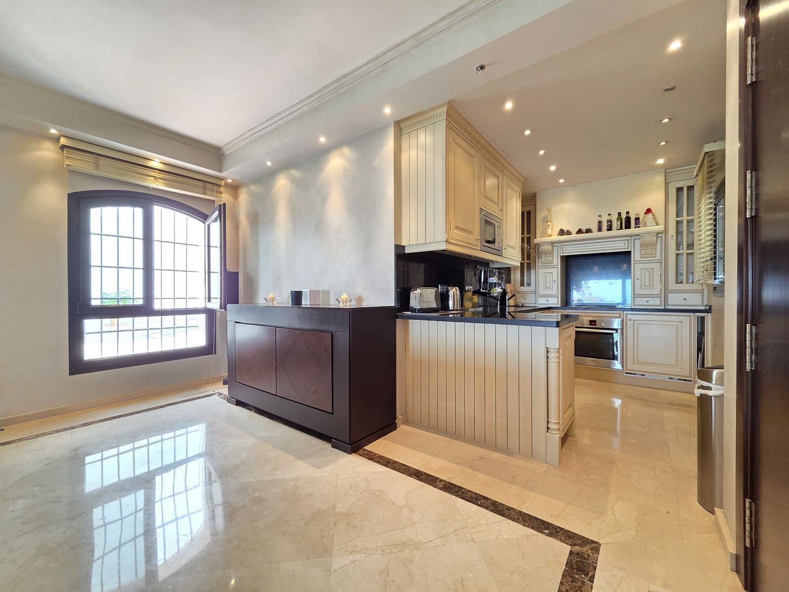 2 bedroom Apartment for sale in Puerto Banus - € 1,200,000 (Ref: 10020428)