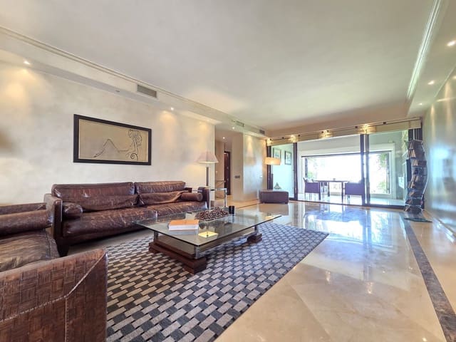 2 bedroom Apartment for sale in Puerto Banus, Marbella - € 1,200,000 (Ref: 10020428)