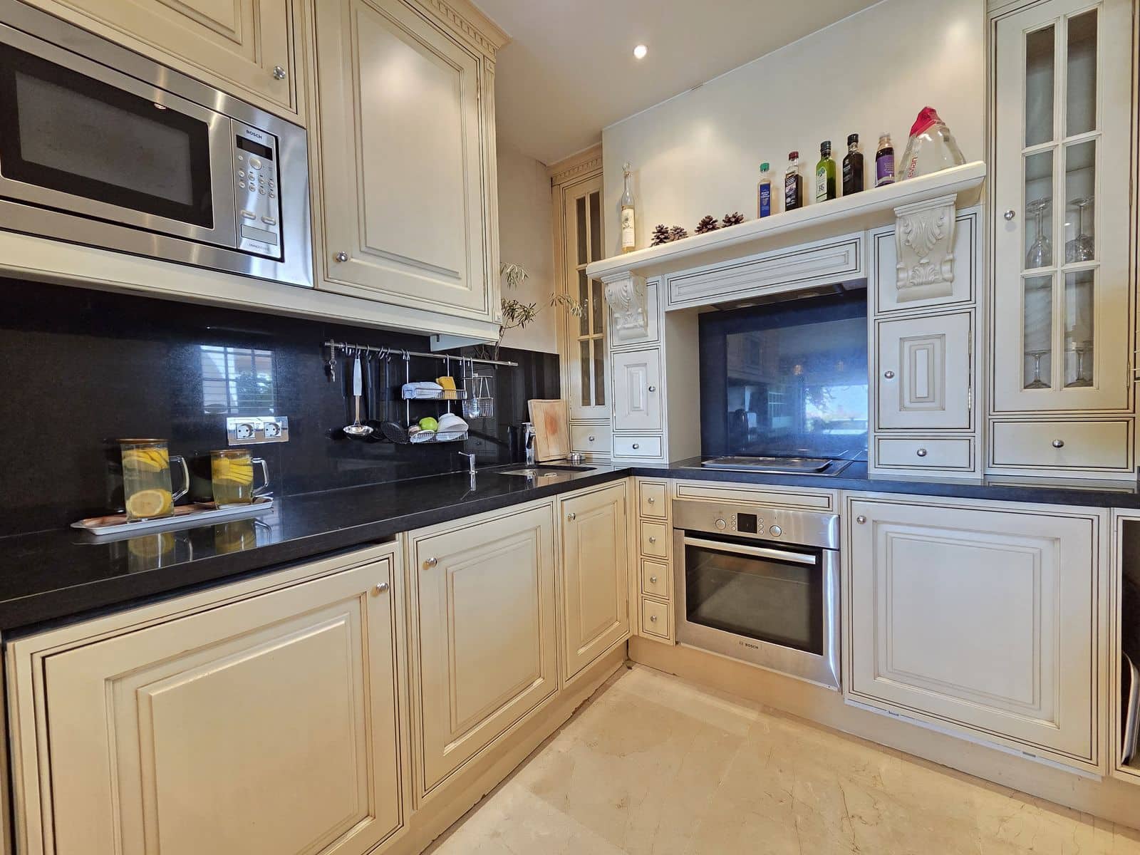 2 bedroom Apartment for sale in Puerto Banus - € 1,200,000 (Ref: 10020428)