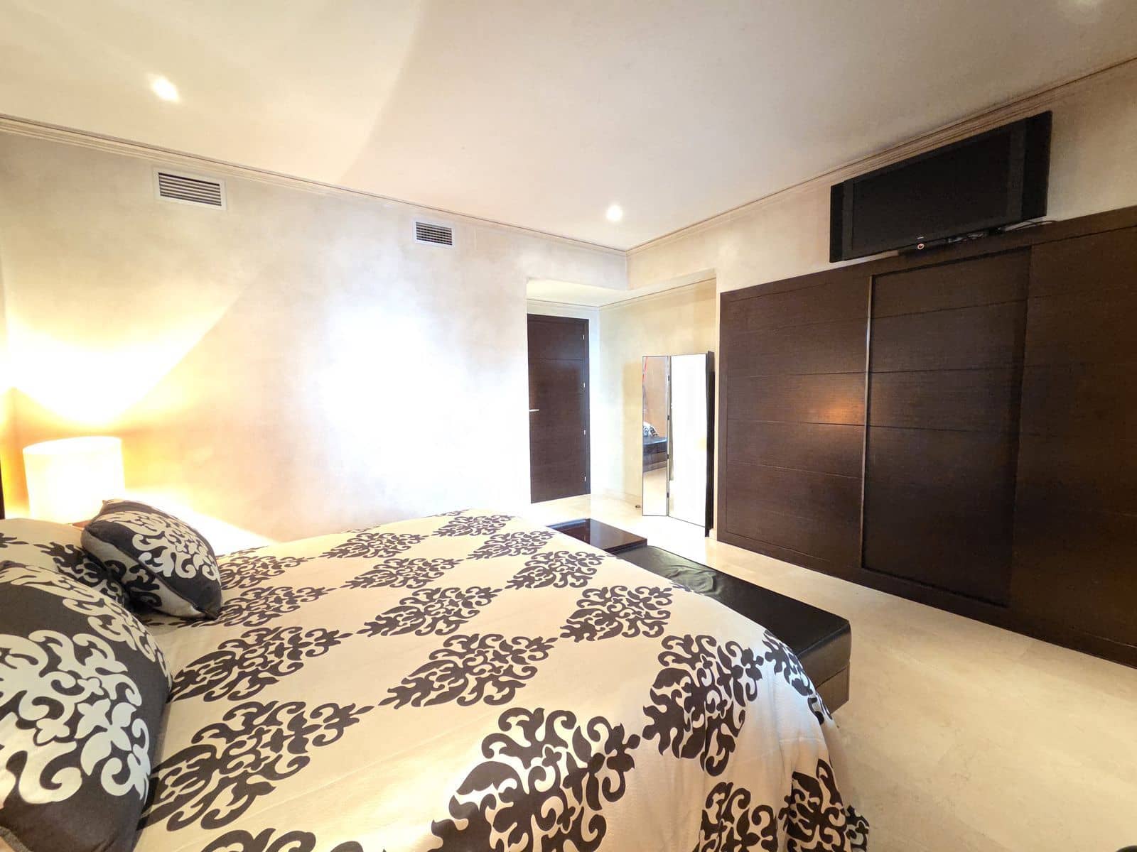 2 bedroom Apartment for sale in Puerto Banus - € 1,200,000 (Ref: 10020428)