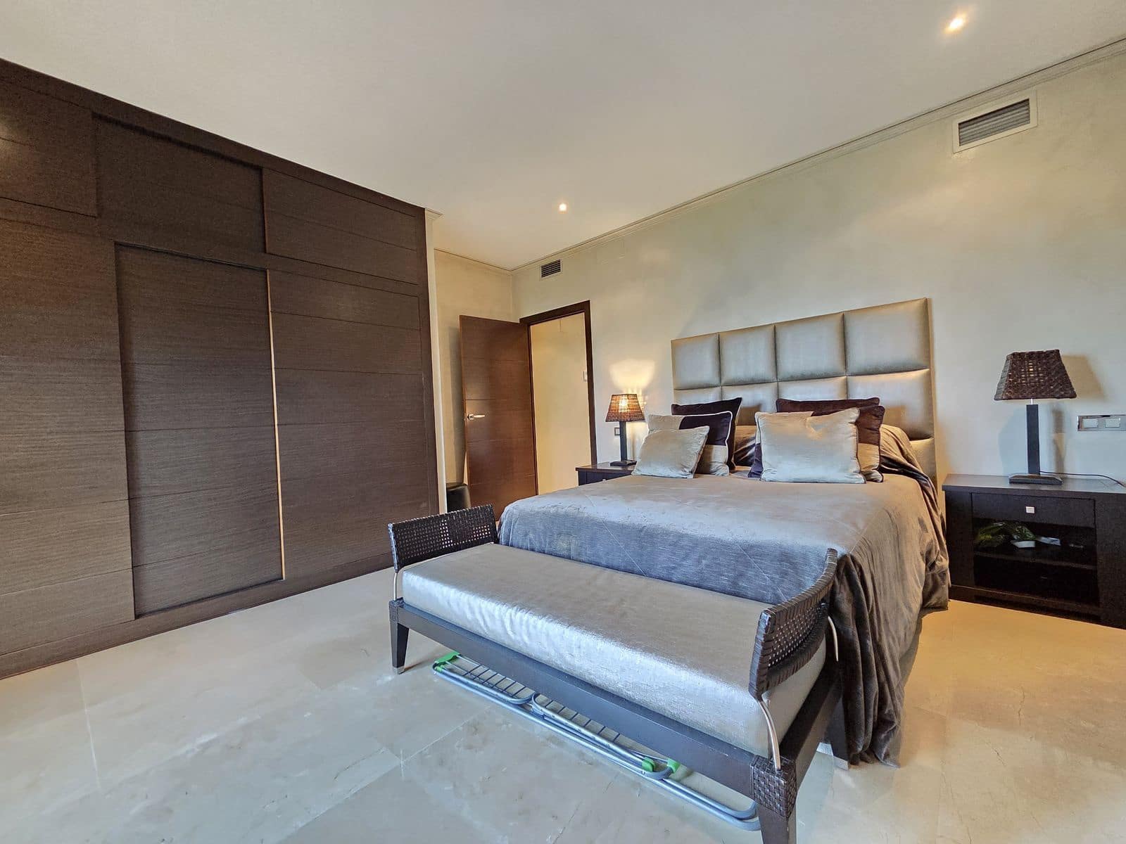 2 bedroom Apartment for sale in Puerto Banus - € 1,200,000 (Ref: 10020428)