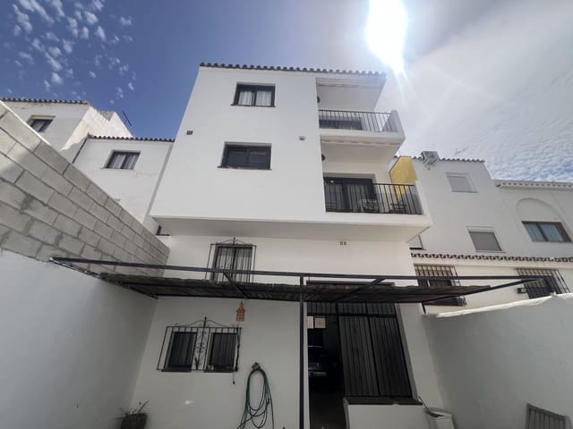Pareado de 4 habitaciones en Estepona en venta - 699.000 € (Ref: 10020431)