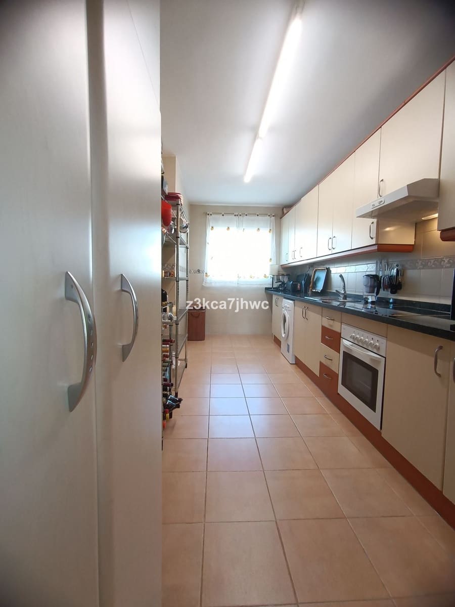 3 bedroom Apartment for sale in Estepona - € 589,000 (Ref: 10020442)