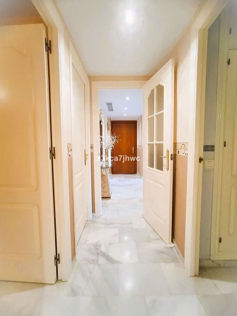3 bedroom Apartment for sale in Estepona - € 589,000 (Ref: 10020442)