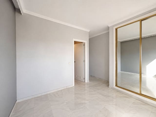 4 slaapkamer Appartement te koop in Marbella - € 425.000 (Ref: 10020452)