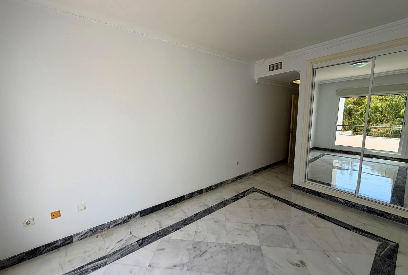 Ático de 2 habitaciones en Nueva Andalucia en venta - 425.000 € (Ref: 10020456)