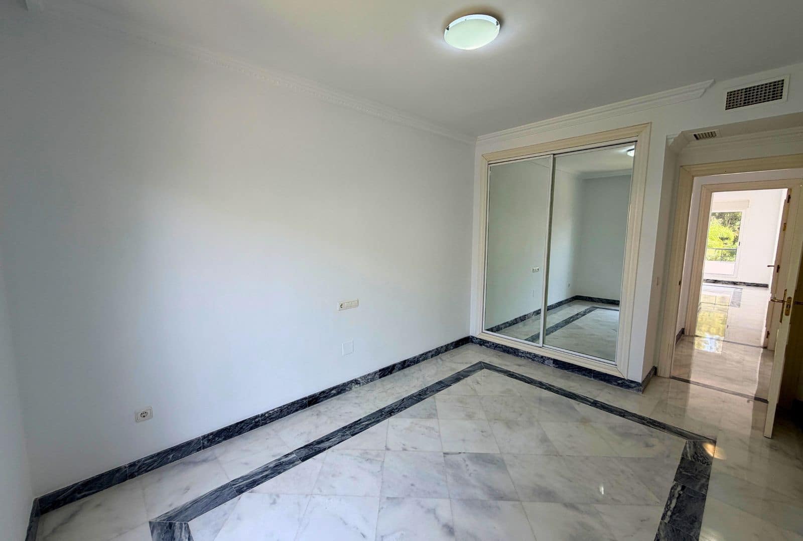 Ático de 2 habitaciones en Nueva Andalucia en venta - 425.000 € (Ref: 10020456)