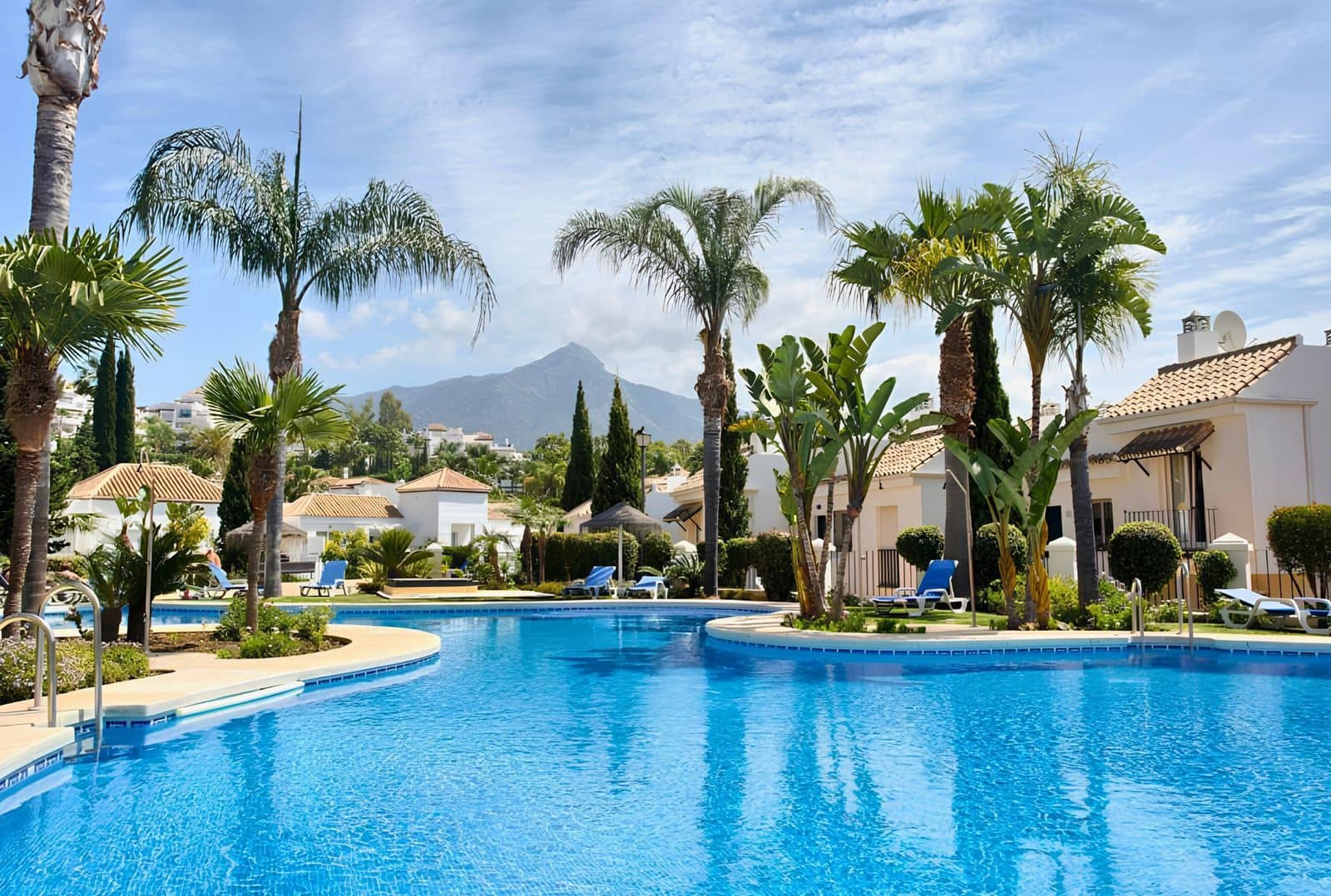 Ático de 2 habitaciones en Nueva Andalucia en venta - 425.000 € (Ref: 10020456)