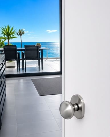 Apartamento de 2 habitaciones en La Duquesa / Puerto de la Duquesa, Manilva en venta - 635.000 € (Ref: 10020461)