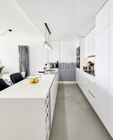 Apartamento de 2 habitaciones en La Duquesa / Puerto de la Duquesa, Manilva en venta - 635.000 € (Ref: 10020461)