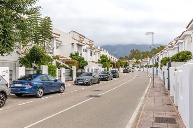 2 bedroom Townhouse for sale in Nueva Andalucia, Marbella - € 600,000 (Ref: 10020483)