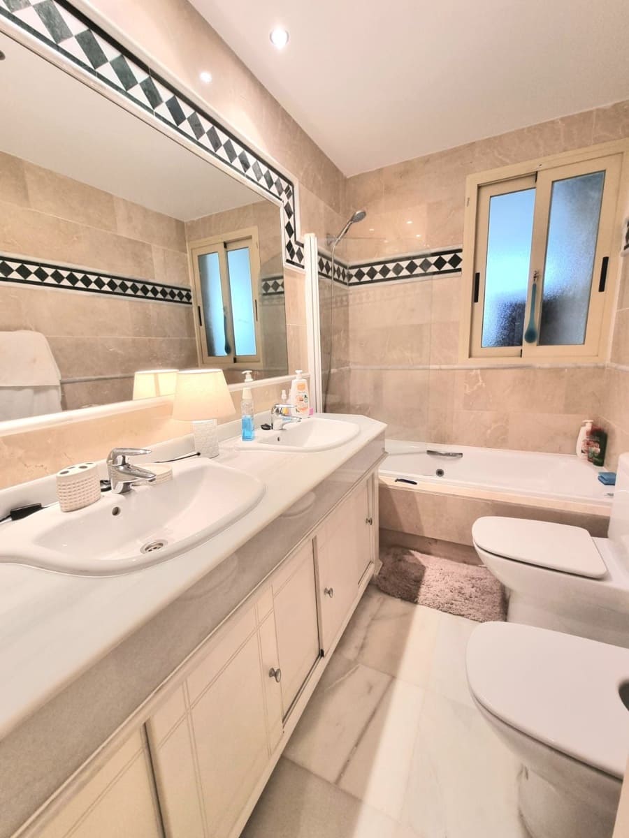 2 soveværelse Lejlighed til salg i Nueva Andalucia - € 550.000 (Ref: 10020484)