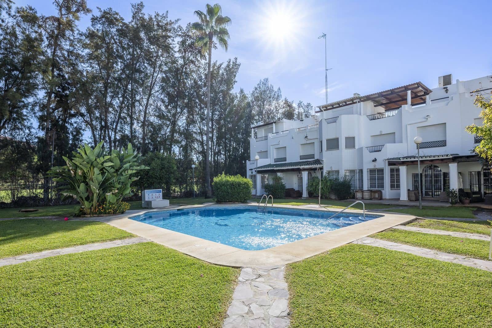 3 sovrum Semi-fristående Villa till salu i Nueva Andalucia - 640 000 € (Ref: 10020489)